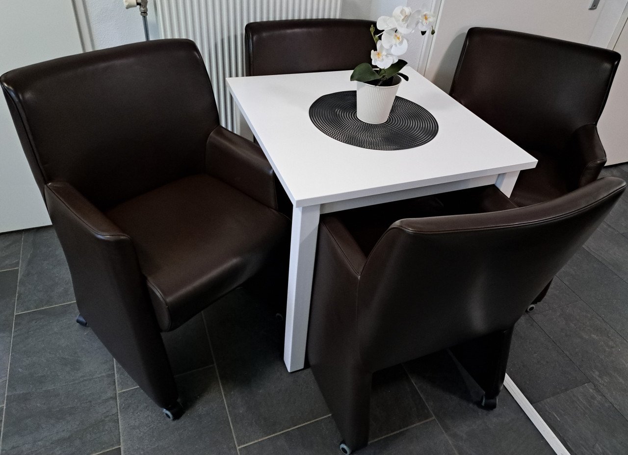 Mooie tafel & 4 bruine lederen stoelen