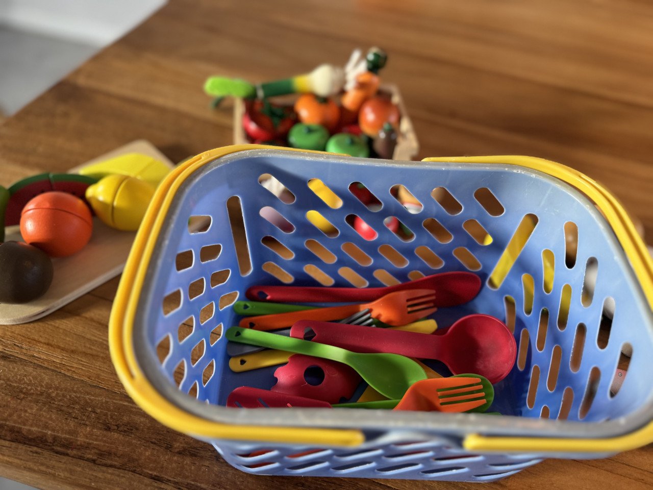Winkelkarretje, mandje en houten speelgoed