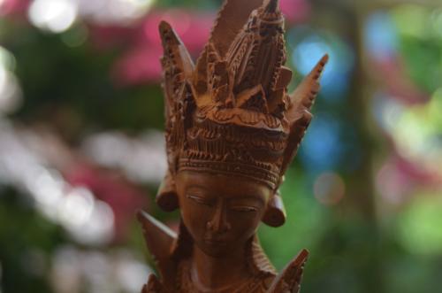 Fraai houtsnijwerk Balinese maangodin Dewi Ratih + Kala Rau