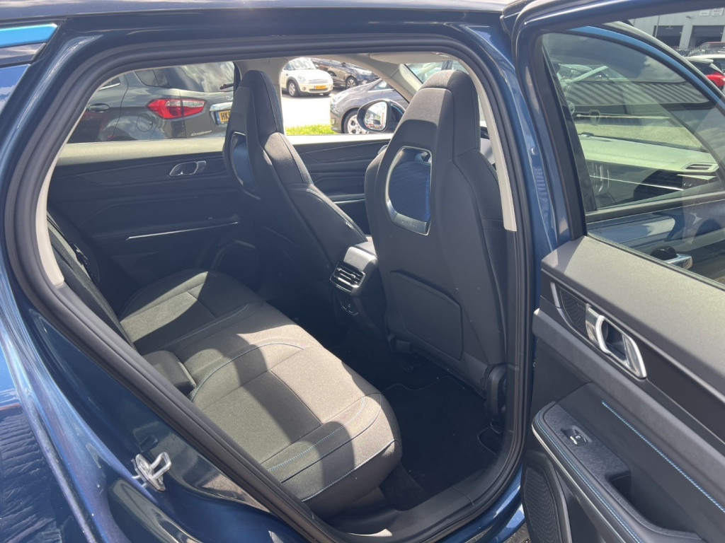 Lynk & Co 01 1.5 261pk plug in hybrid , trekhaak , pano dak , 360gr camera