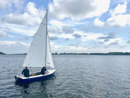 Open zeilbootje te koop (volksboot, 4,5 m). Met wegtrailer