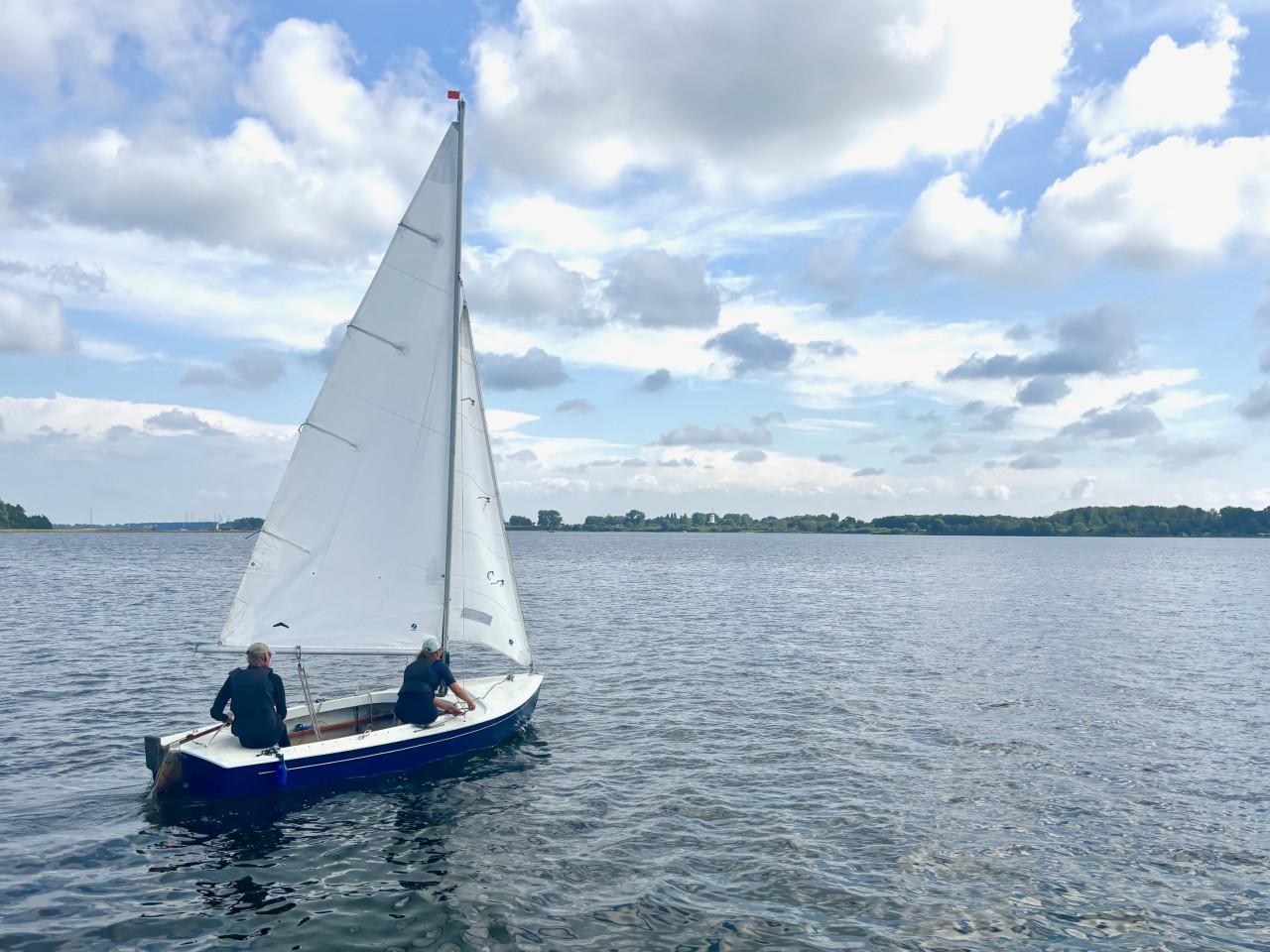 Open zeilbootje te koop (volksboot, 4,5 m). Met wegtrailer