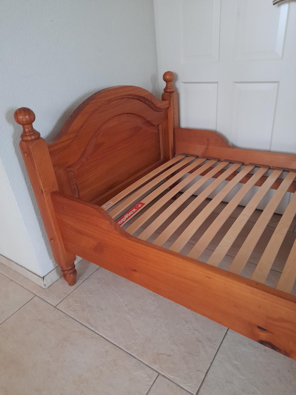 Massief houten bed 90 x 200 ( in goede staat )