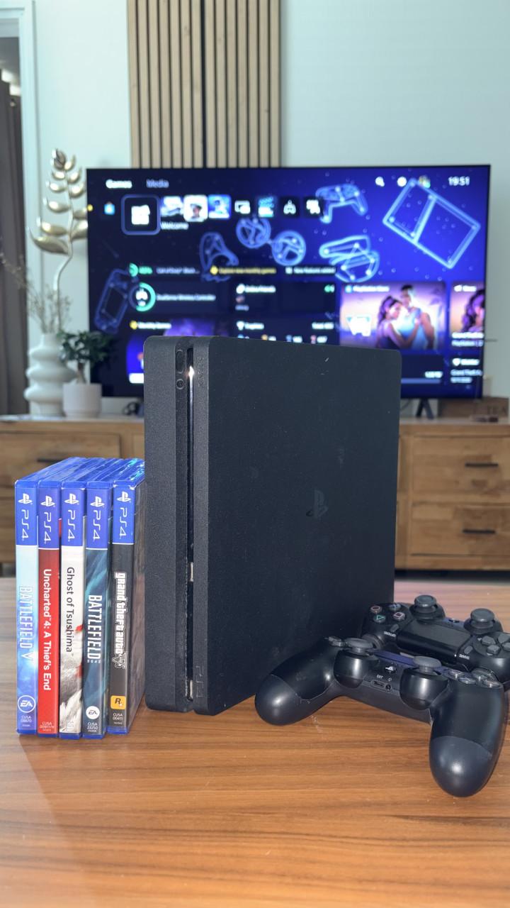 PlayStation 4 Slim + 2 Controllers