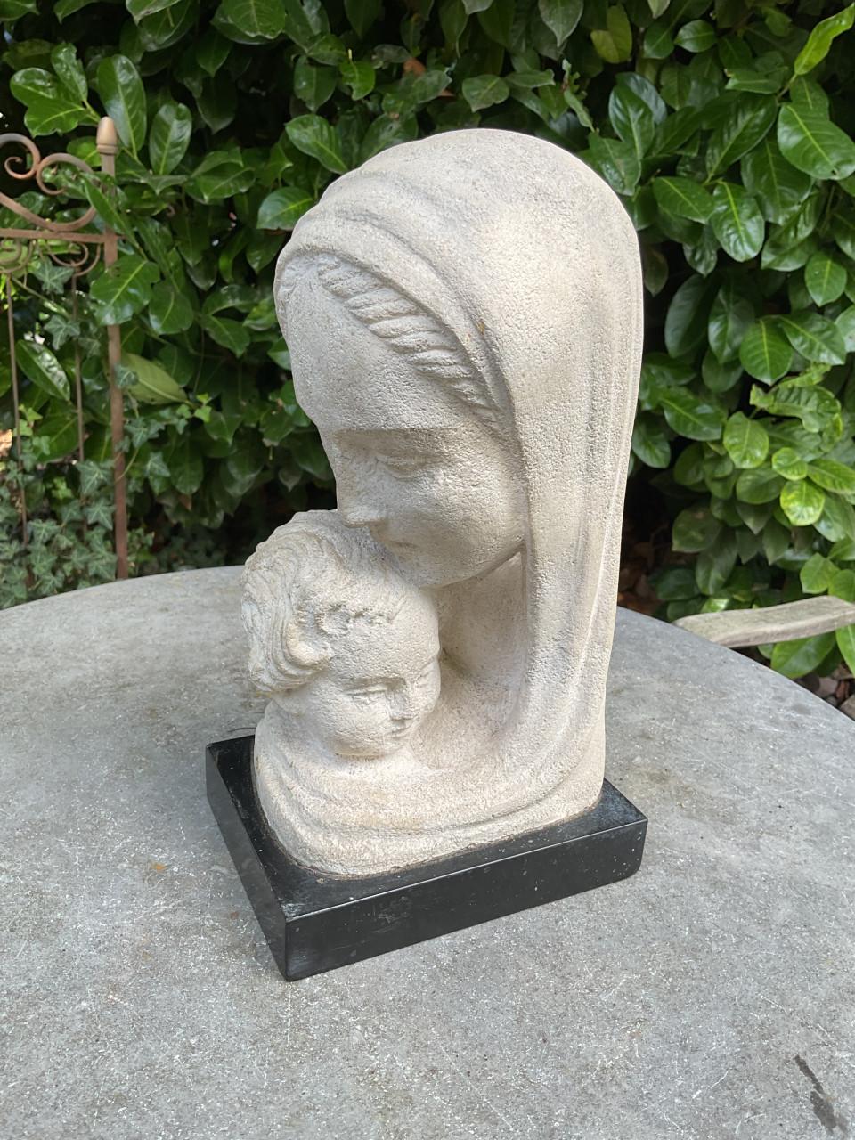 De Madonna met kind ( Hardsteen )