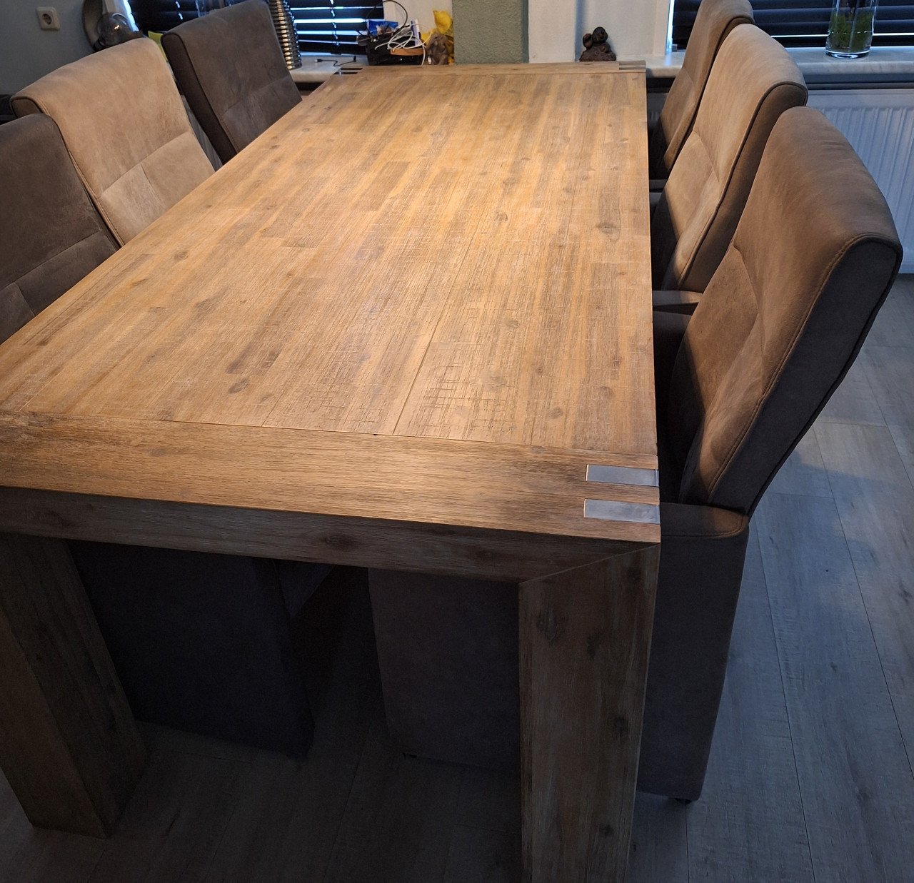 Eetkamer tafel met  6 stoelen