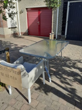 GRATIS AF TE HALEN: Tuintafel met twee stoelen