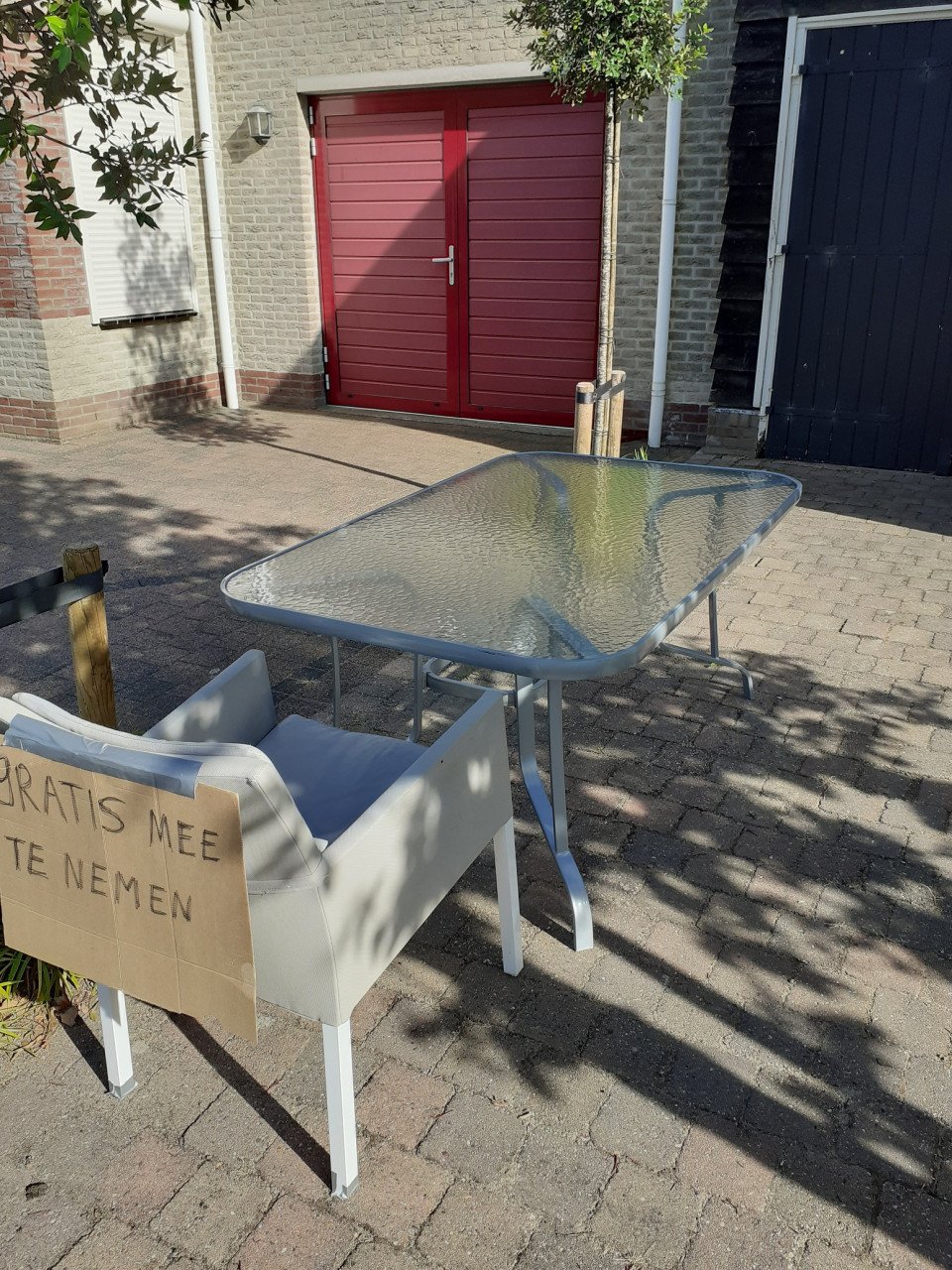 GRATIS AF TE HALEN: Tuintafel met twee stoelen