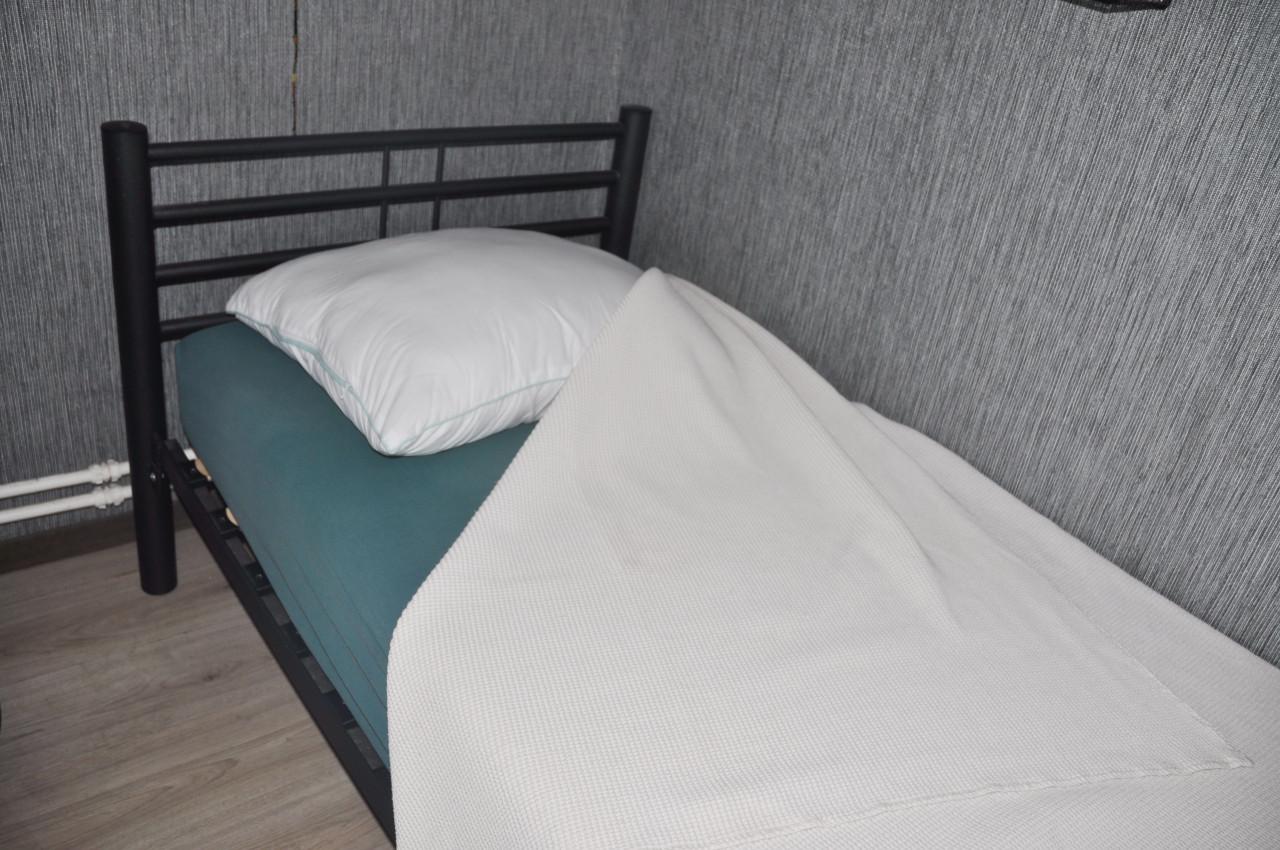 Twee  identieke eenpersoonsbedden compleet-als nieuw