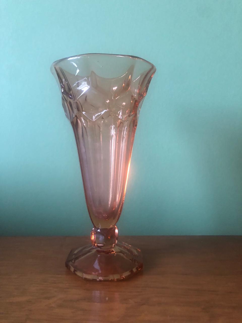Vintage Roze Glazen Vaas - Elegant en Tijdloos