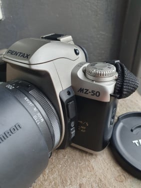 Mooie Pentax MZ 50 camera met heel grote tamron telezoomlens....