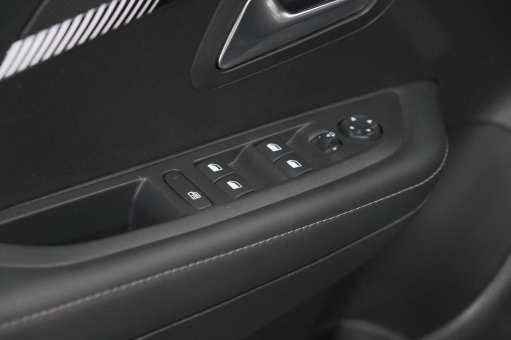 Peugeot 208 puretech 100 allure | parkeersensoren | navigatie | apple carpl
