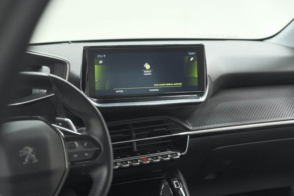 Peugeot 208 puretech 100 eat8 allure | camera | apple carplay | navigatie |