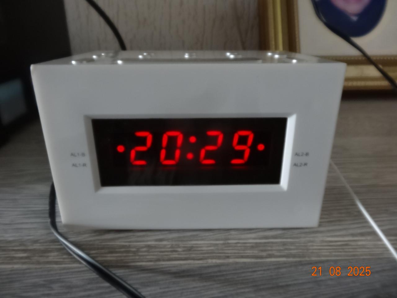 ZGAN wekker met 2 alarm, radio, zie foto's