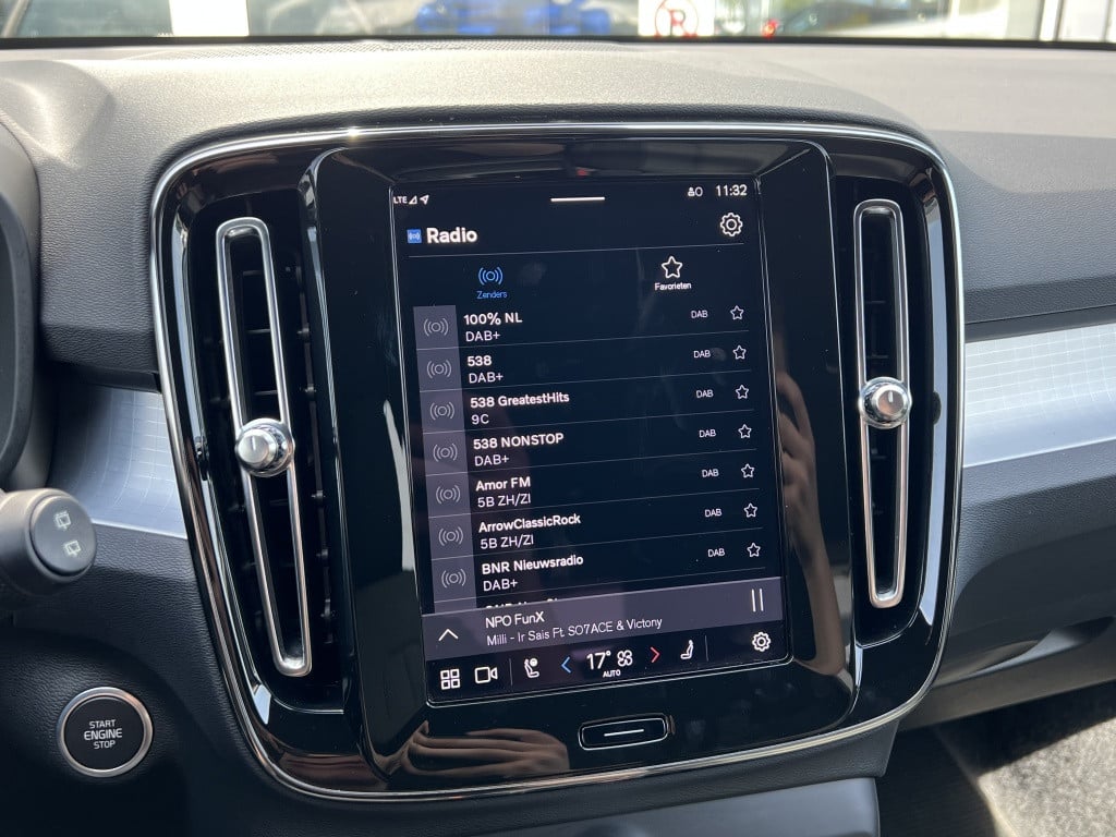 Volvo XC40 b4 197pk plus dark| adap.cruise| trekhaak|camera| googlemaps| el