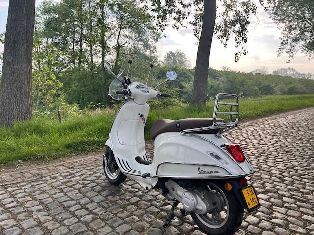Mooie Vespa Primavera 45km Scooter