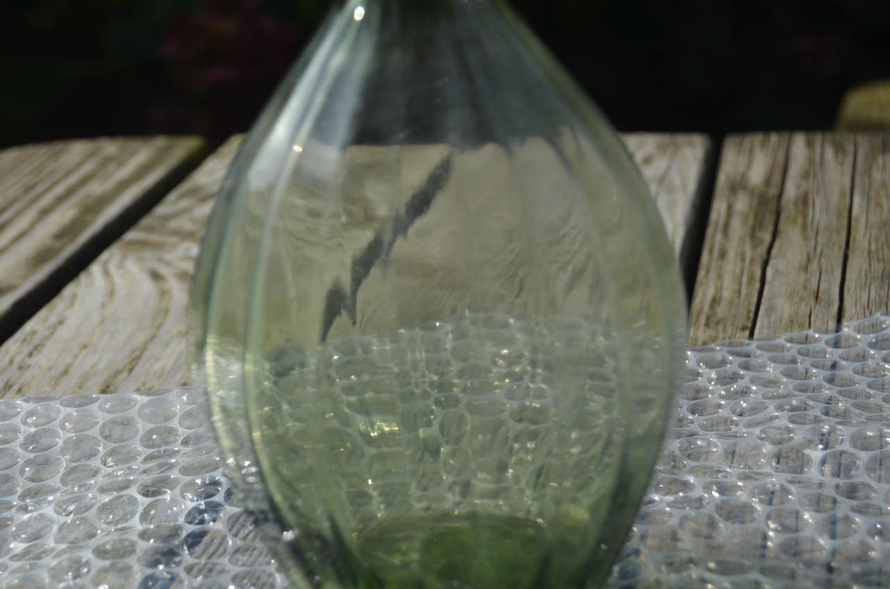 L. groen klein geblazen bolvaasje in goede staat, Copier 1932