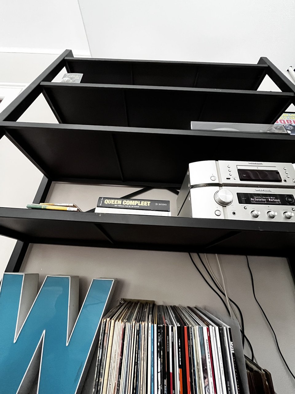 Wandkast. Open, zwart, metaal.