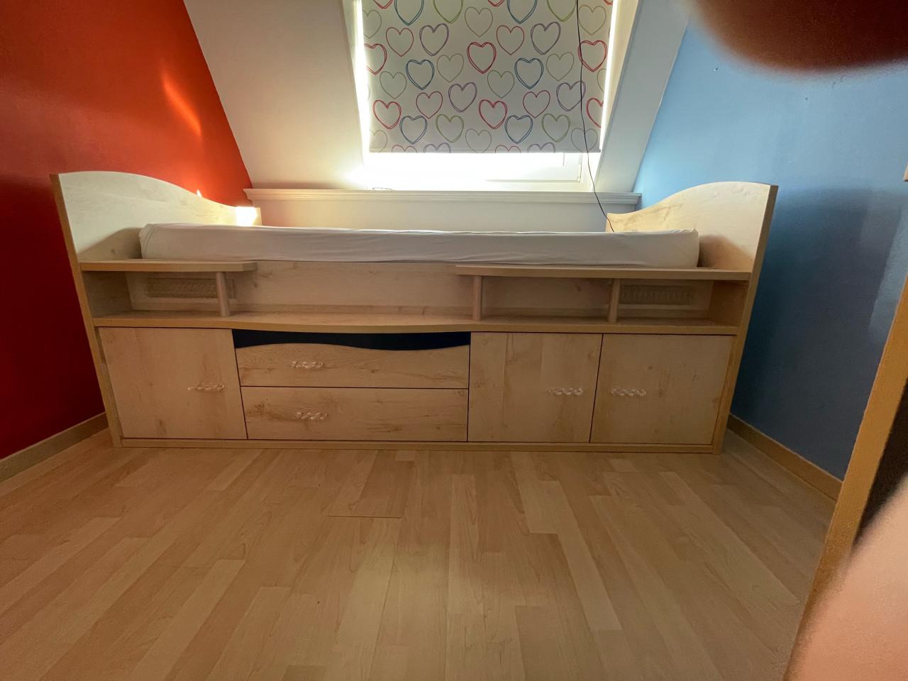 Bed met bergruimte en bijbehorende kast enz