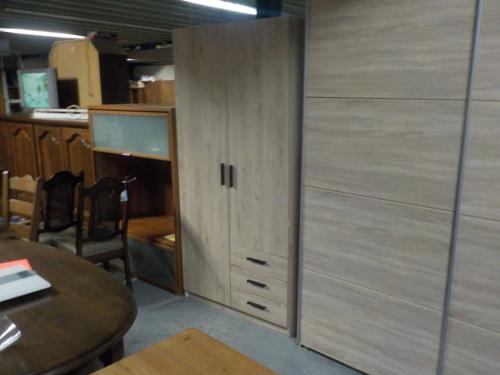 Stevige kleerkast van binnen een beetje beschadigd .