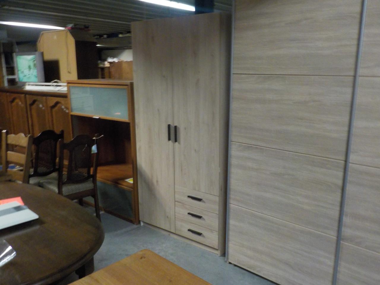 Stevige kleerkast van binnen een beetje beschadigd .