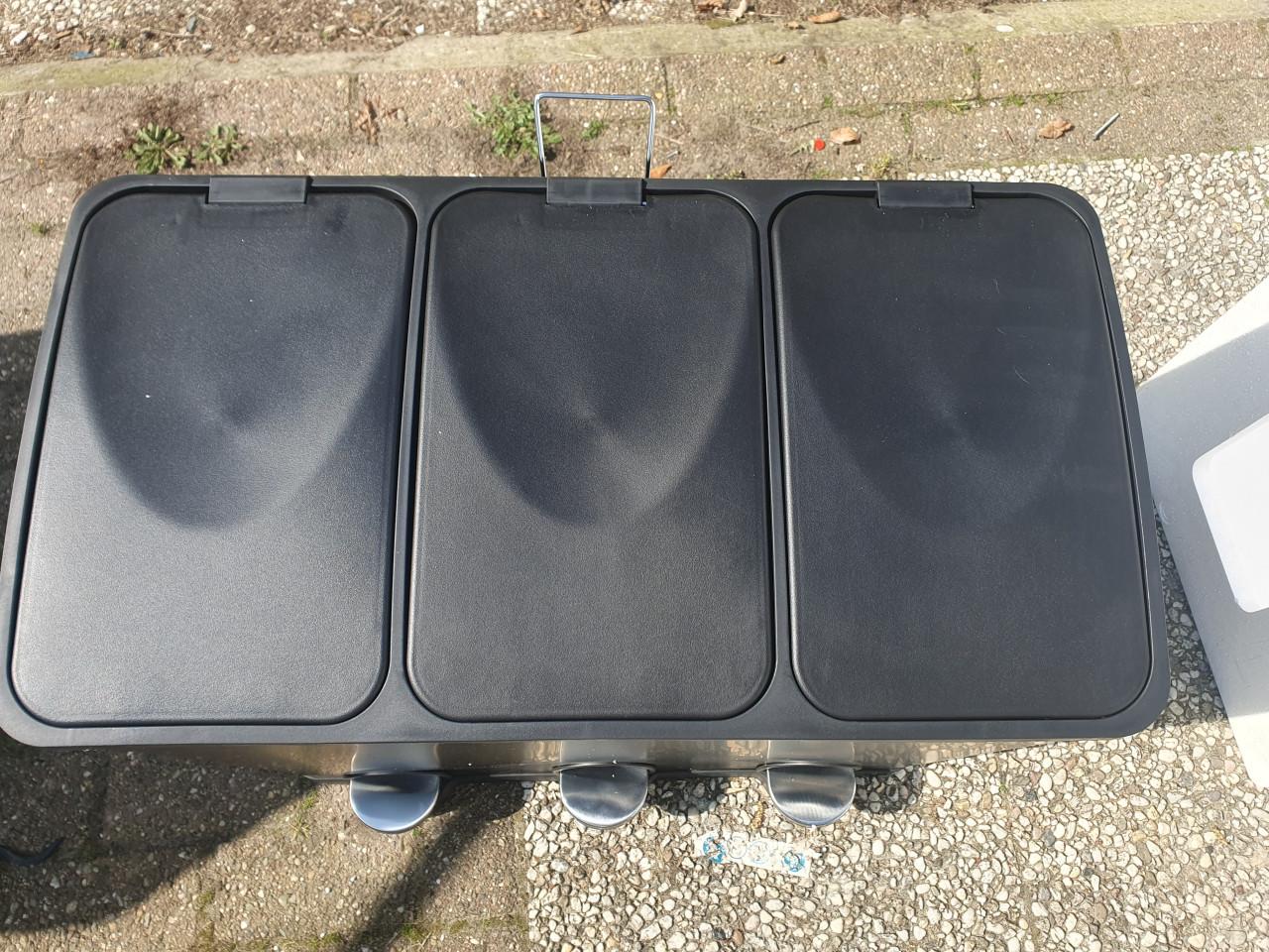Zwarte Bayt prullenbak 60 L (3×20 L)  • pedaal • deuk