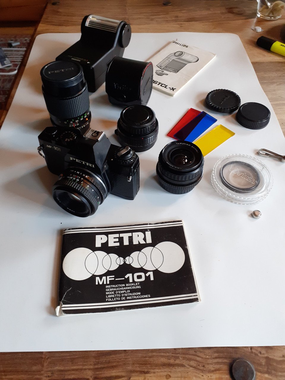 DIverse fotoapparatuur lenzenstatief belichtingsmeter oude camera alles in