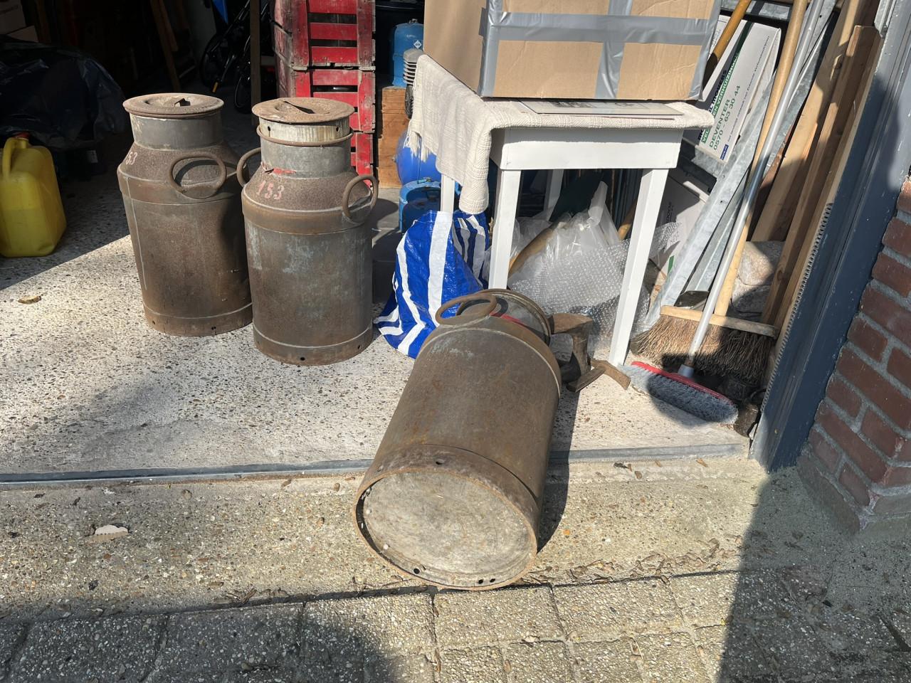 3 Melkbussen, metaal