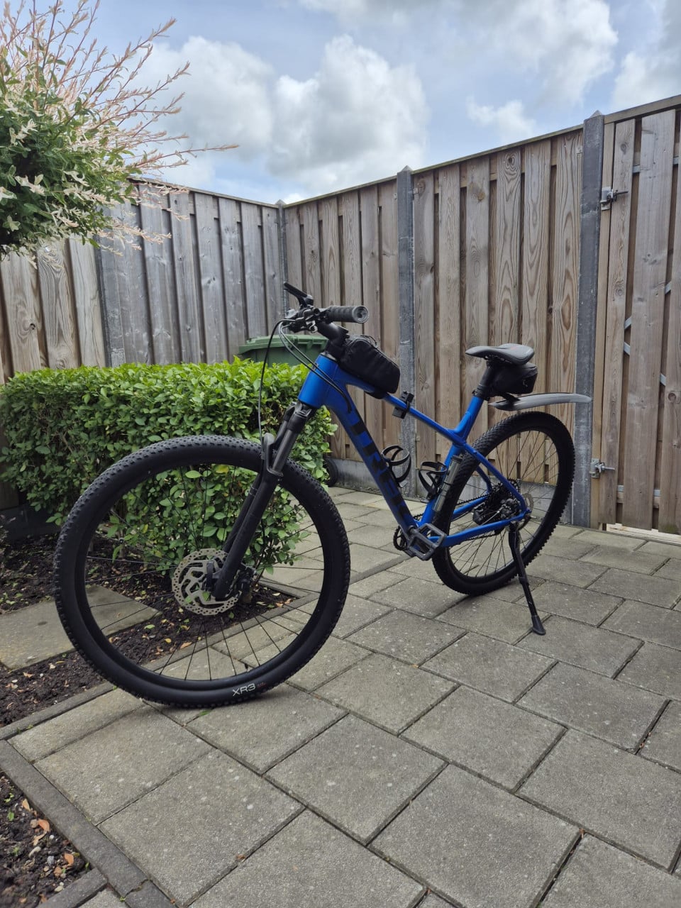 Trek X Caliber 8 met accessoires en onderhoudsmiddelen