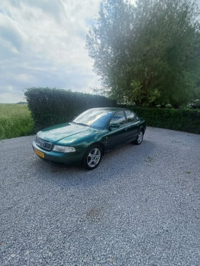 Audi A4 1997 groen