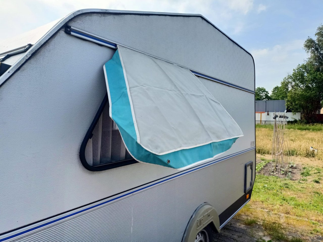 Prachtige Kip Kompakt 370 , 1995 met tent , vast toilet en raamluifels