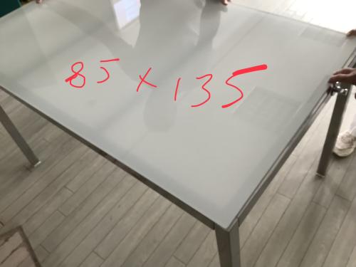 Keukentafel metaal onderstel met mat glazen blad. 135x85cm