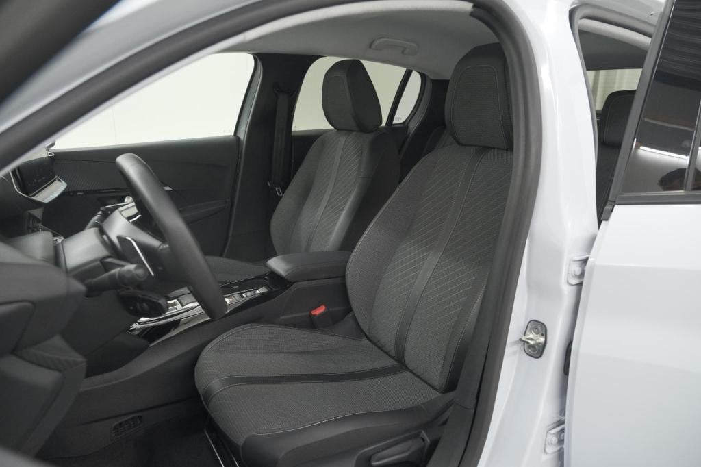 Peugeot 208 1.2 hybrid 110 e-dcs6 allure | climate control | apple carplay 