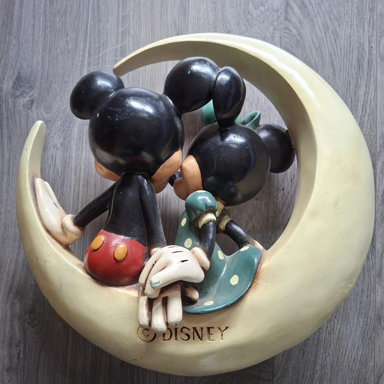 Beeld mickey en minnie mouse op de maan