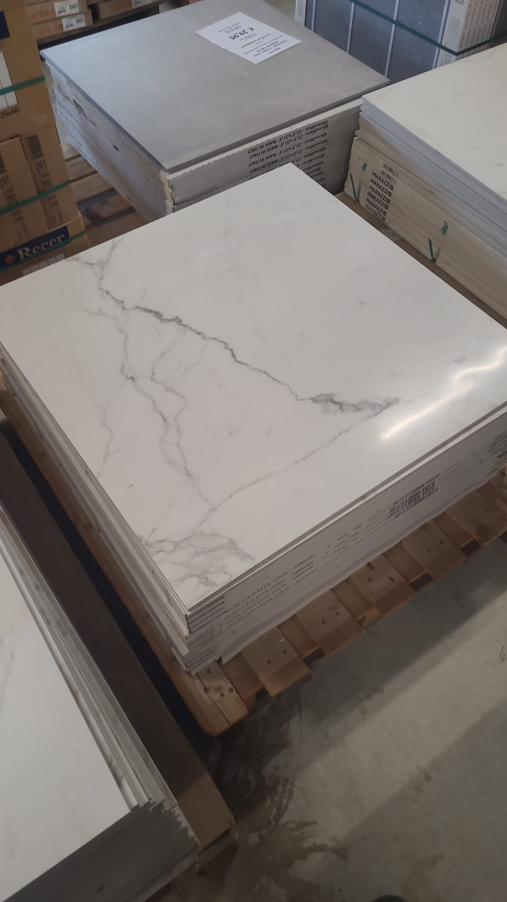3030-161 ca 21 m² Marmerlook tegels,mat wit/grijs,90x90 cm, van € 125,19 vr