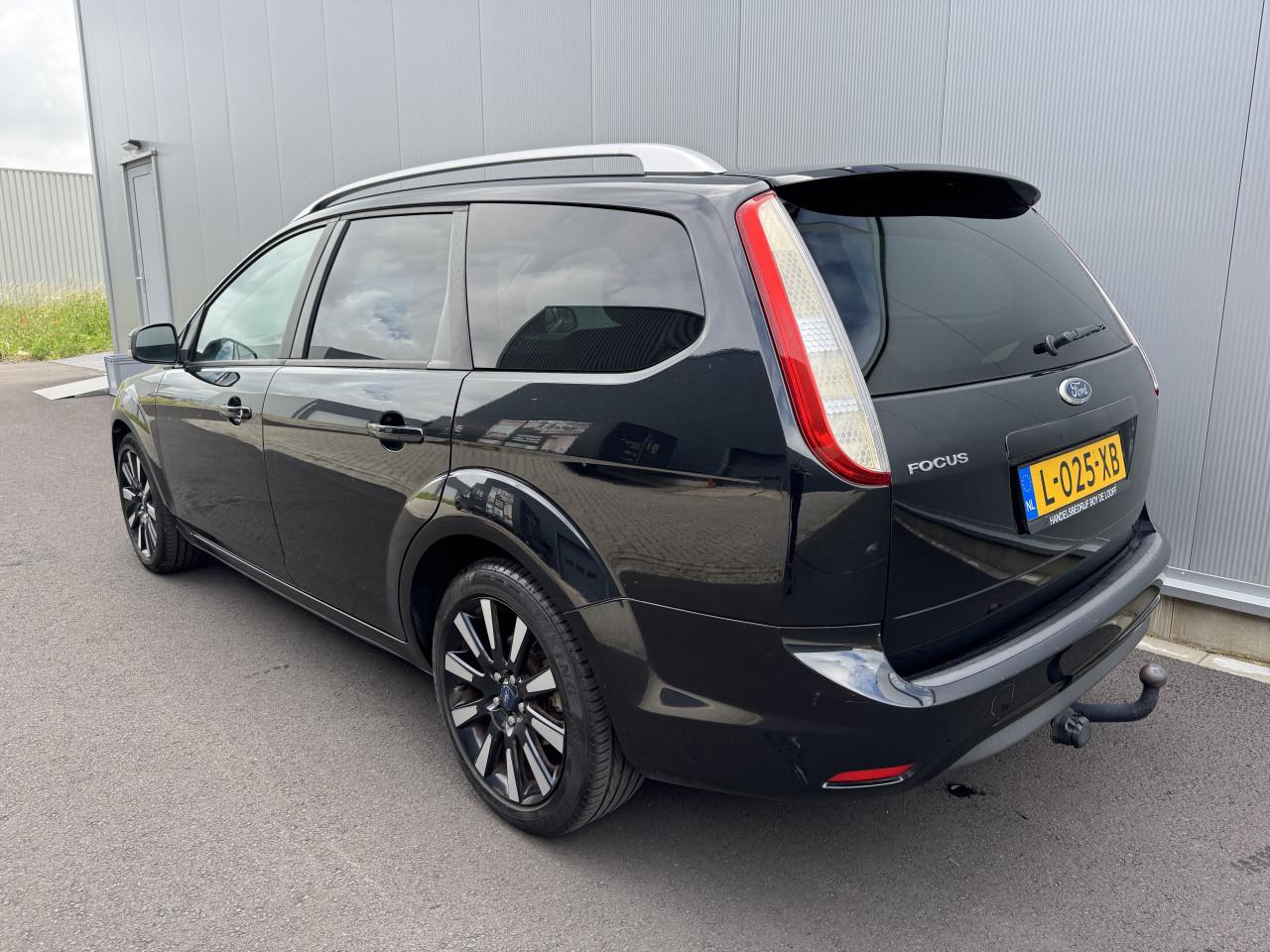 Ford Focus 1.6 Ghia black magic edition!