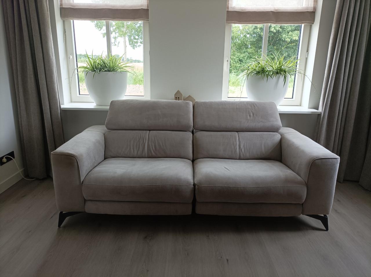 2,5 zits bank met elektrisch relaxsysteem en USB aansluiting