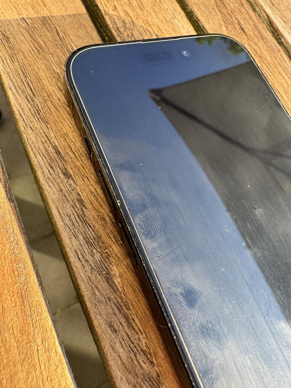 IPhone 14 Pro 128GB + Apple Case + Spigen Screenprotector