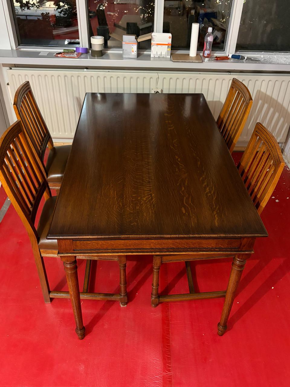 Massief houten eettafel klassiek 4 stoelen/zeer goede staat