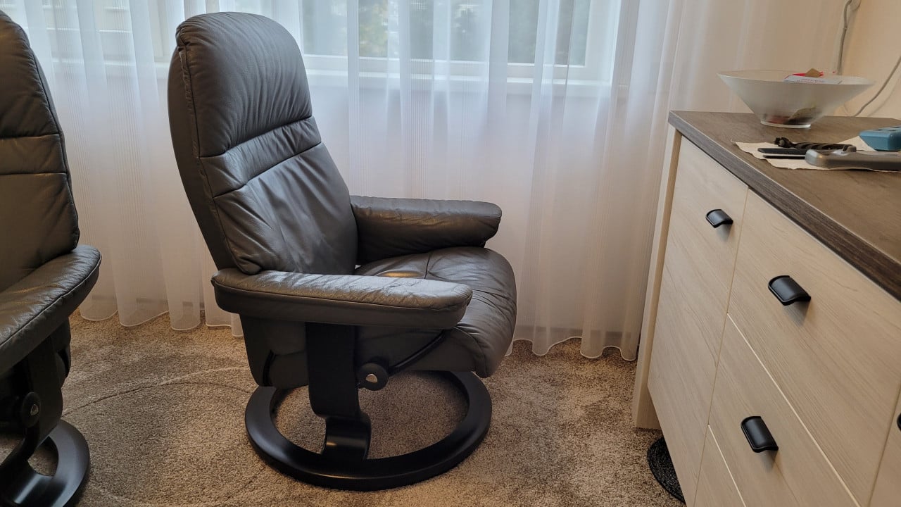 2 lederen StressLess fauteuils,