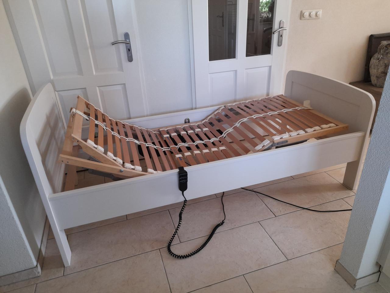 Elektrisch verstelbare 1 persoon bed 90 x 200 (z.g.a.n.)