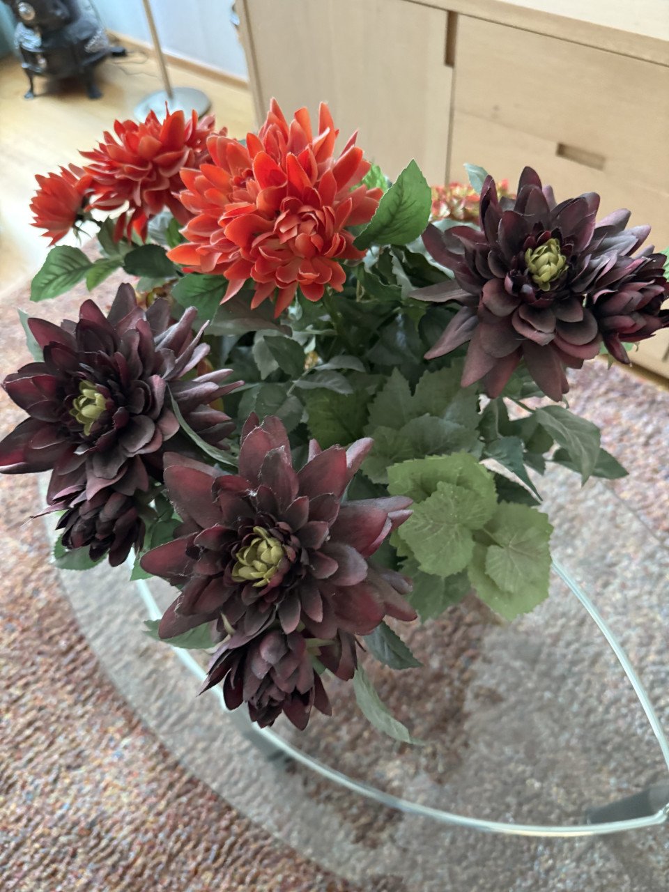 Grote vaas met diverse kunstbloemen
