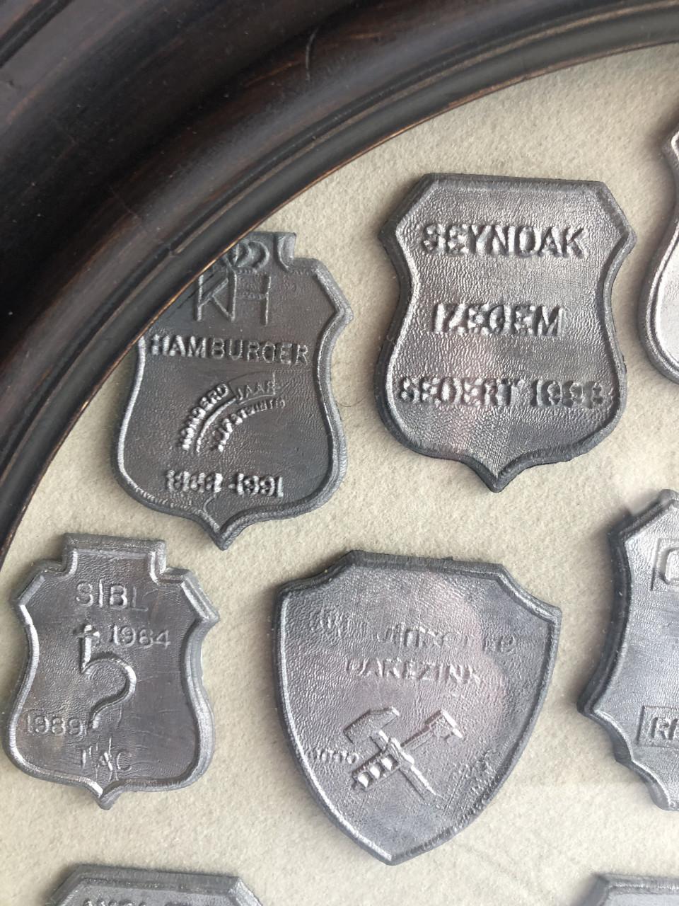 Loden schildjes in kader