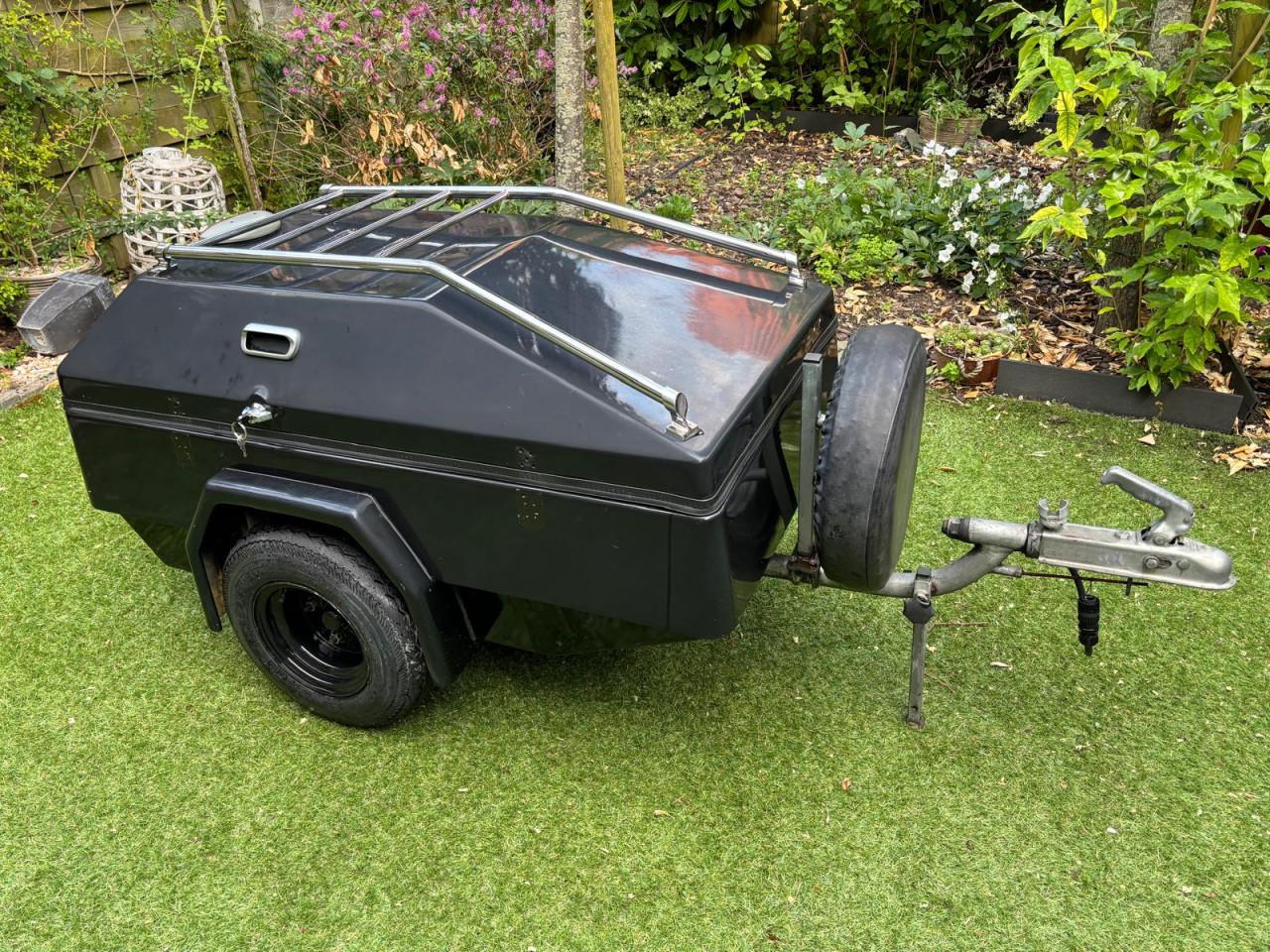 Aanhanger voor motor en/of kleine auto
