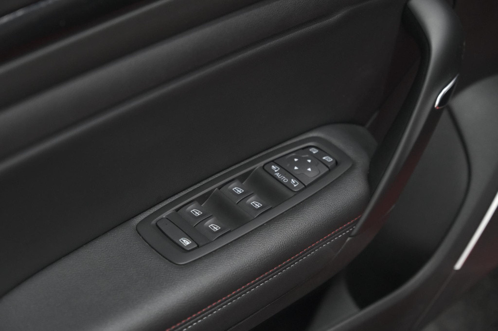 Renault Megane 1.6 plug-in hybrid 160 r.s. line | camera | head-up display 