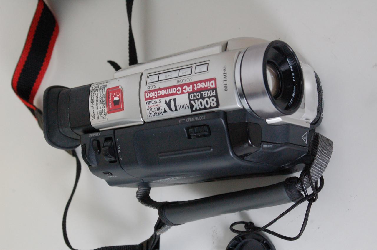 Jvc vidiocamera met lader accu en tapes