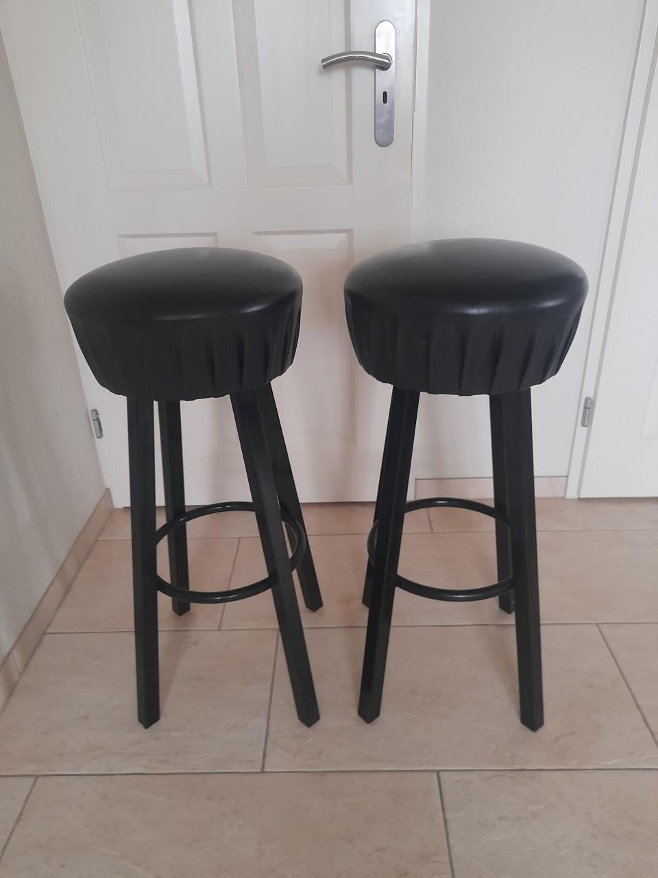 2 Barkrukken  (in goede nette staat )