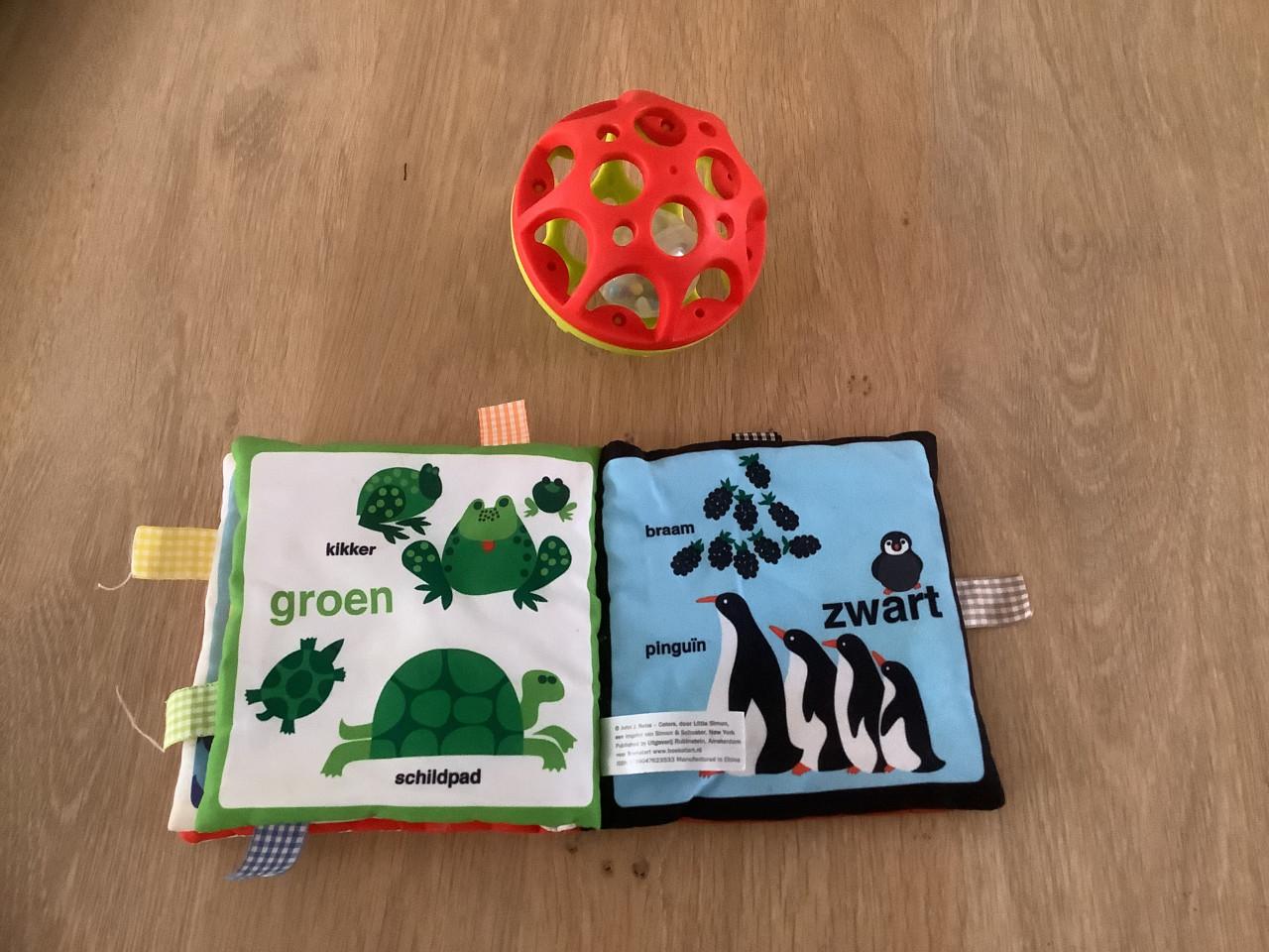 Baby Grijp/Rammel Bal + Stoffen Babyboekjes