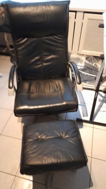Zwart leren fauteuil met voetenbankje