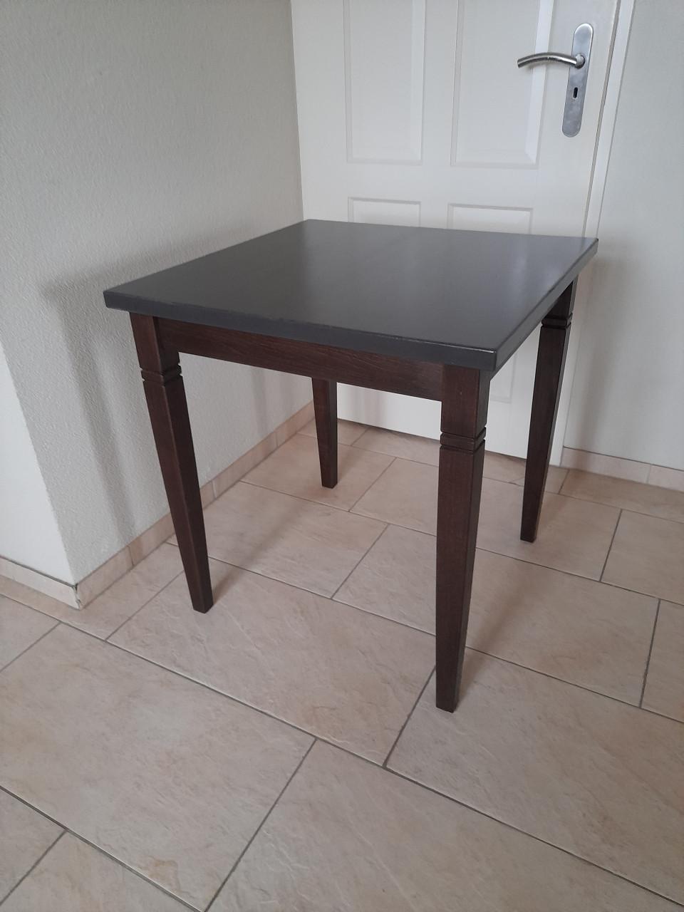 Massief houten tafel 70 x 70 x 75H (in goede staat )